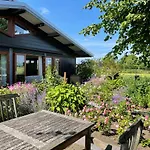Hestar Husid, Het Luxe Paardenhuis Weesp