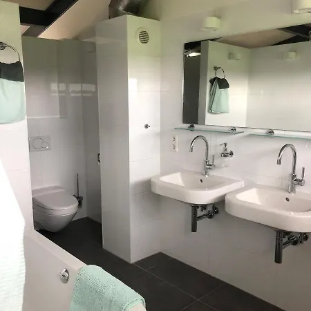 Hestar Husid, Het Luxe Paardenhuis * Weesp