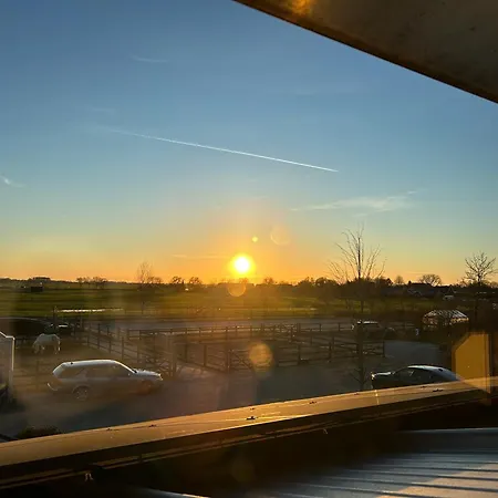 Hestar Husid, Het Luxe Paardenhuis * Weesp