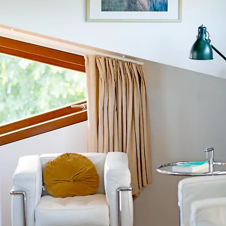 Hestar Husid, Het Luxe Paardenhuis * Weesp