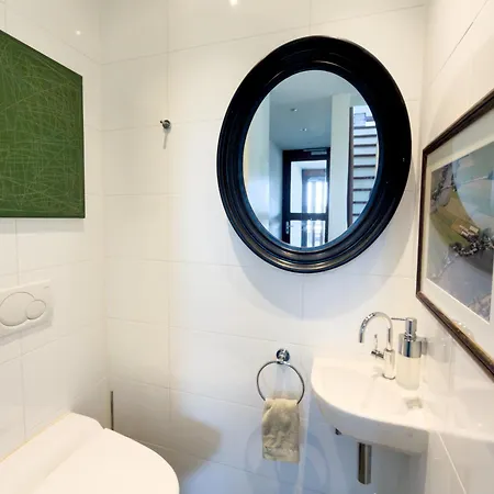 Hestar Husid, Het Luxe Paardenhuis Weesp
