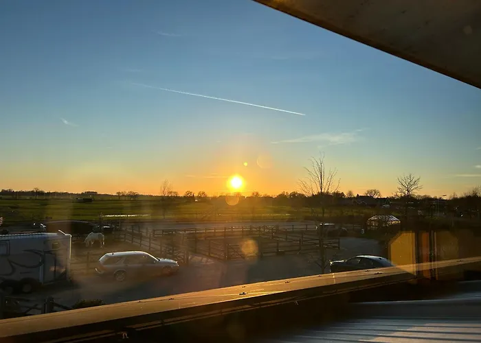 Hestar Husid, Het Luxe Paardenhuis * Weesp