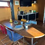 Hestar Husid, Het Luxe Paardenhuis * Weesp