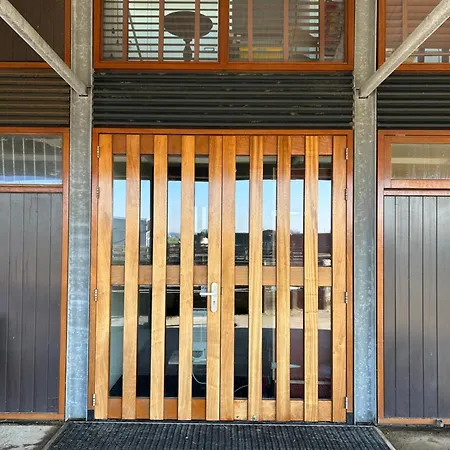 Hestar Husid, Het Luxe Paardenhuis Весп